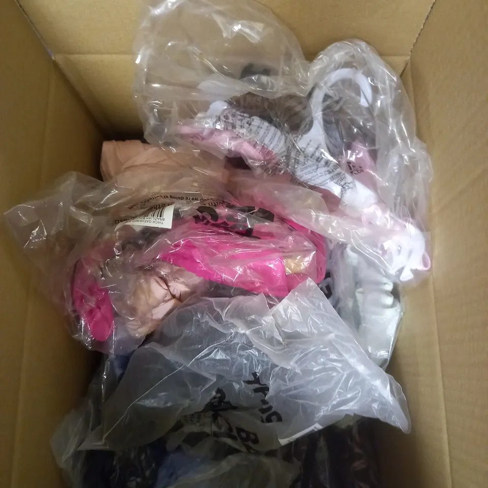 BOX OF APPROXIMATELY 15 ASSORTED CLOTHING PRODUCTS IN VARIOUS BRANDS & SIZES TO INCLUDE FLEECE, TROUSERS, T-SHIRTS ETC