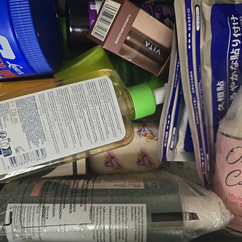 APPROXIMATELY 20 ASSORTED COSMETIC ITEMS INCLUDING VARIOUS MAKES AND BRANDS - COLLECTION ONLY