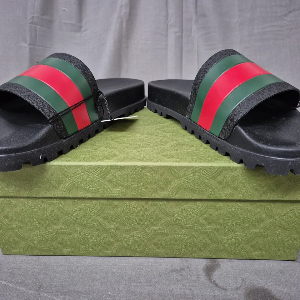 BOXED PAIR OF GUCCI SLIDERS IN BLACK/GREEN/RED SIZE UNSPECIFIED