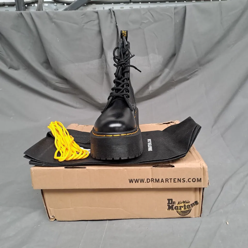 BOXED PAIR OF DR MARTENS CLASSIC BOOTS IN BLACK SIZE 4