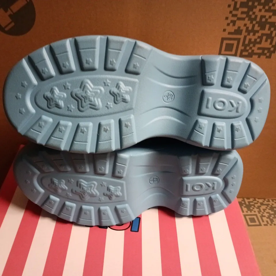  BOXED  KOI KETNIPZ BEAN SAYS HI CHUNKY TRAINERS IN BLUE - UK 5