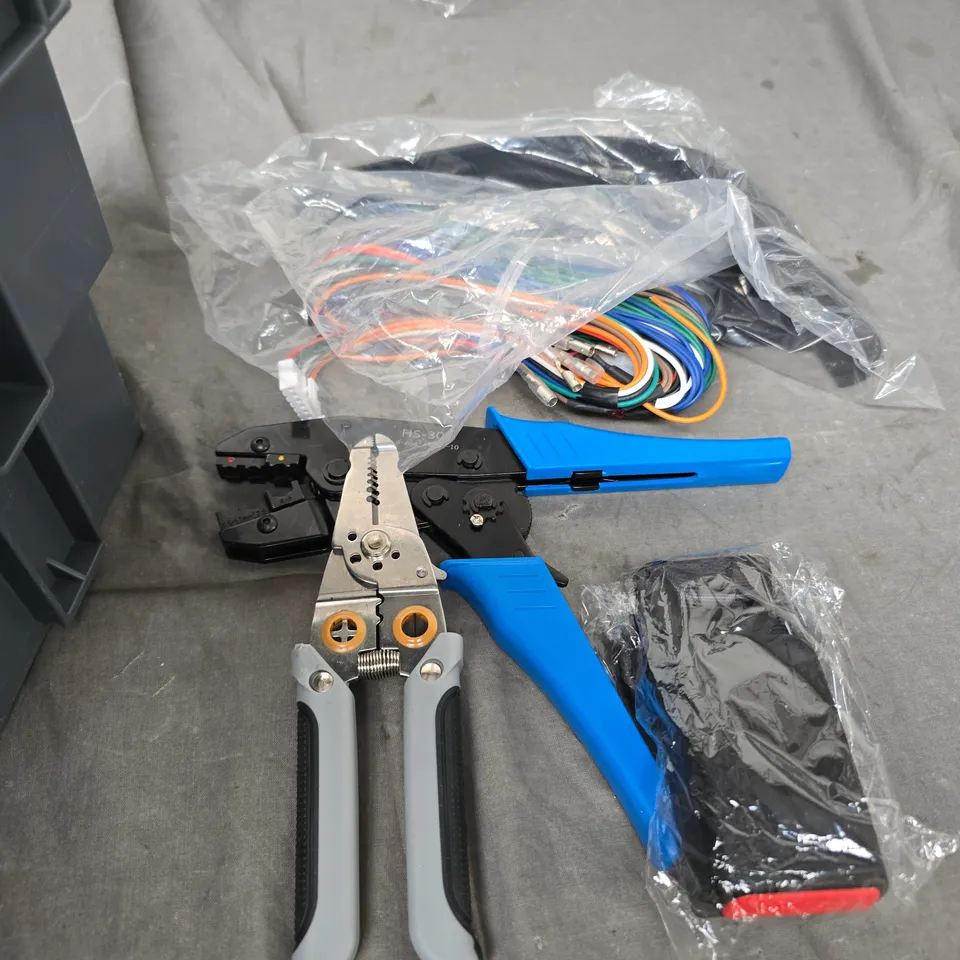 BOX OF ASSORTED CAR ITEMS TO INCLUDE - TOOLS - NUT AND BOLTS - CABLES AND SEAT BELTS 