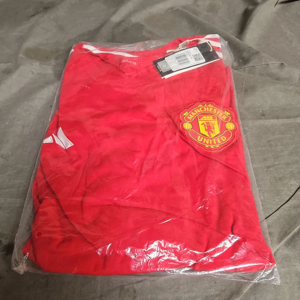 ADIDAS MUFC DNA TEE IN RED SIZE 2XL