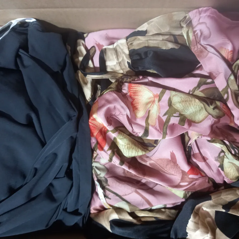 BOX OF APPROXIMATELY 15 ASSORTED CLOTHING AND FASHION ITEMS IN VARIOUS STYLES AND SIZES TO INCLUDE KIM & CO, SKECHERS, WYNNE LAYERS, ETC