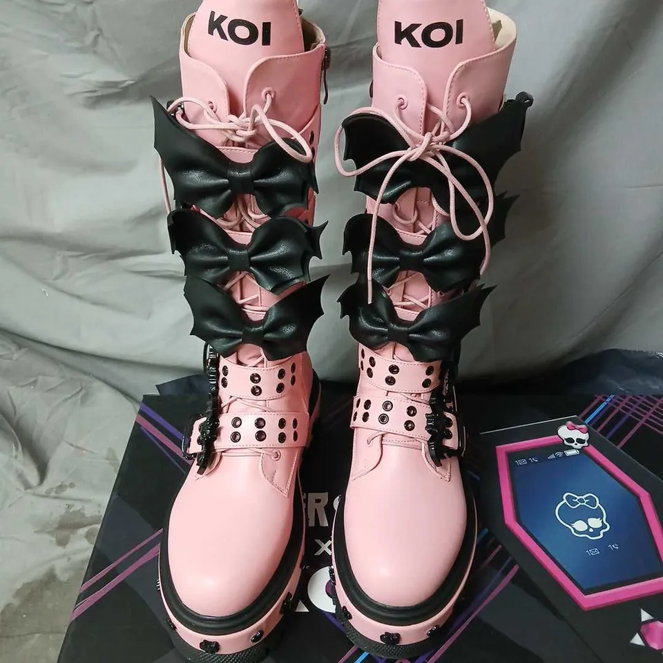 MONSTER HIGH X KOI COUNT FABULOUS LONG BOOTS – PINK, UK5