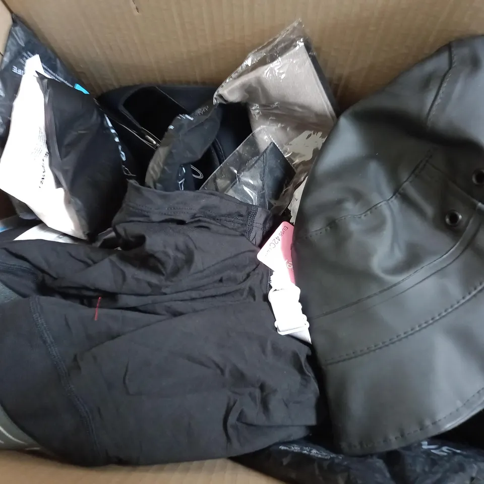 APPROXIMATELY 25 ASSORTED CLOTHING AND ACCESSORIES IN VARIOUS COLOUR AND SIZES TO INCLUDE BRIEFS, BASEBALL CAPS, GLOVES 