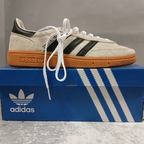 BOXED PAIR OF ADIDAS HANDBALL SPEZIAL WOMEN'S SHOES IN OFF-WHITE/BLACK SIZE 4.5