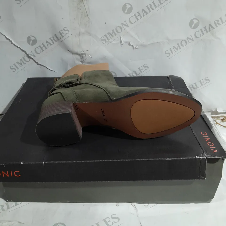 BOXED PAIR OF VIONIC SIENNA ANKLE BOOTS IN OLIVE SIZE 7