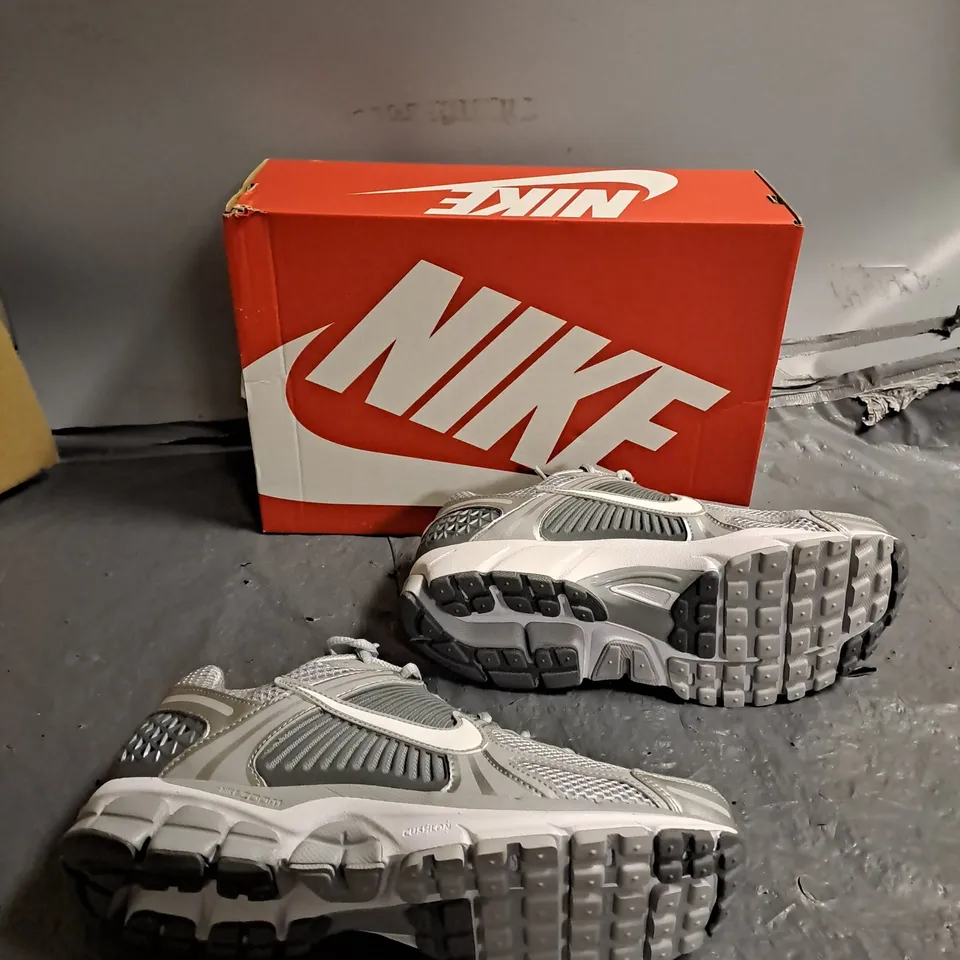 BOXED PAIR OF NIKE ZOOM VOMERO 5 WOLF GREY UK 8.5