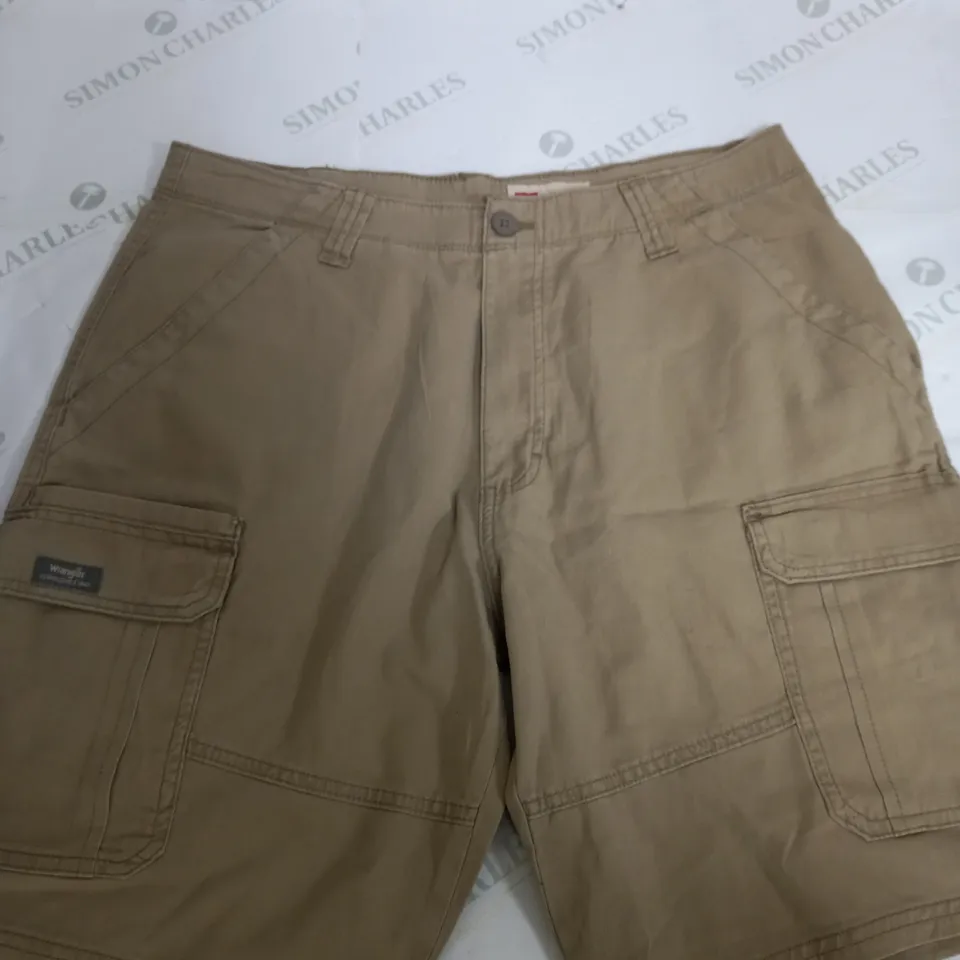 WRANGLER RELAXED FIT SHORTS - SIZE 34