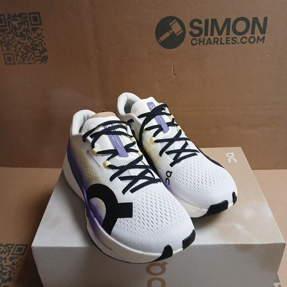 ON RUNNING SNEAKERS – WHITE WITH LAVENDER ACCENTS BOXED UK 9.5