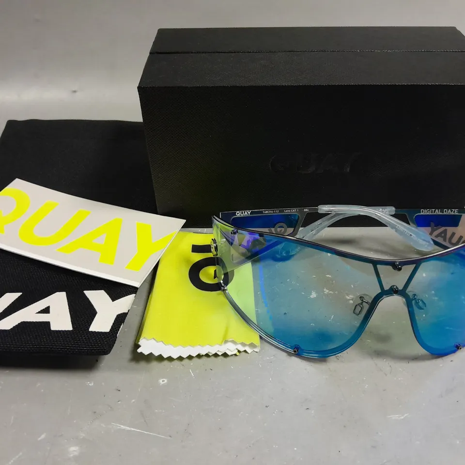 PAIR OF QUAY DIGITAL DAZE BLASSES IN CASE