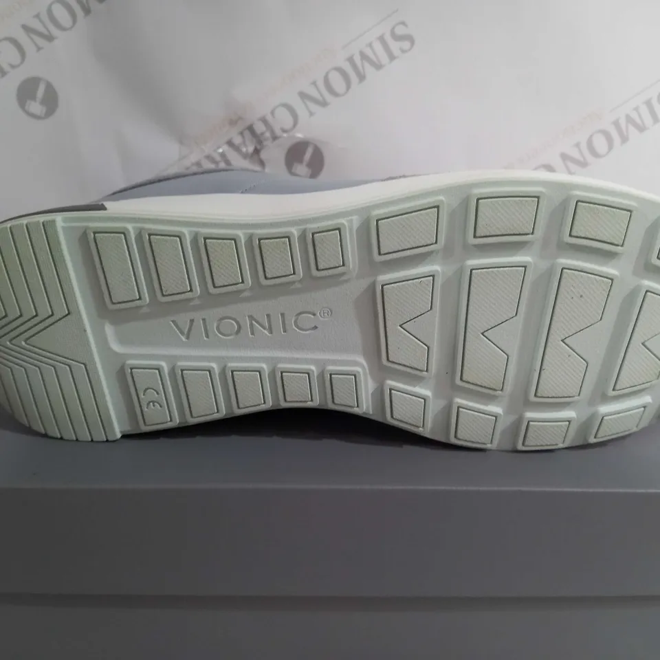 BOXED VIONIC TRAINERS IN GREY SIZE 7