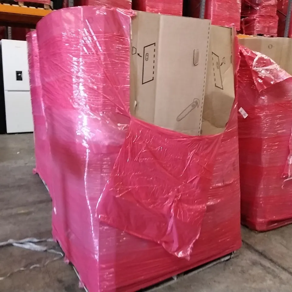 PALLET OF ASSORTED ITEMS TO INCLUDE: 13.5 TOG COTTON BLEND DUVET, HORSE SADDLE CLOTH, MATS, FIRE PIT CARRY BAG, FOLDING STEP STOOL, DELIVERY BAG ECT