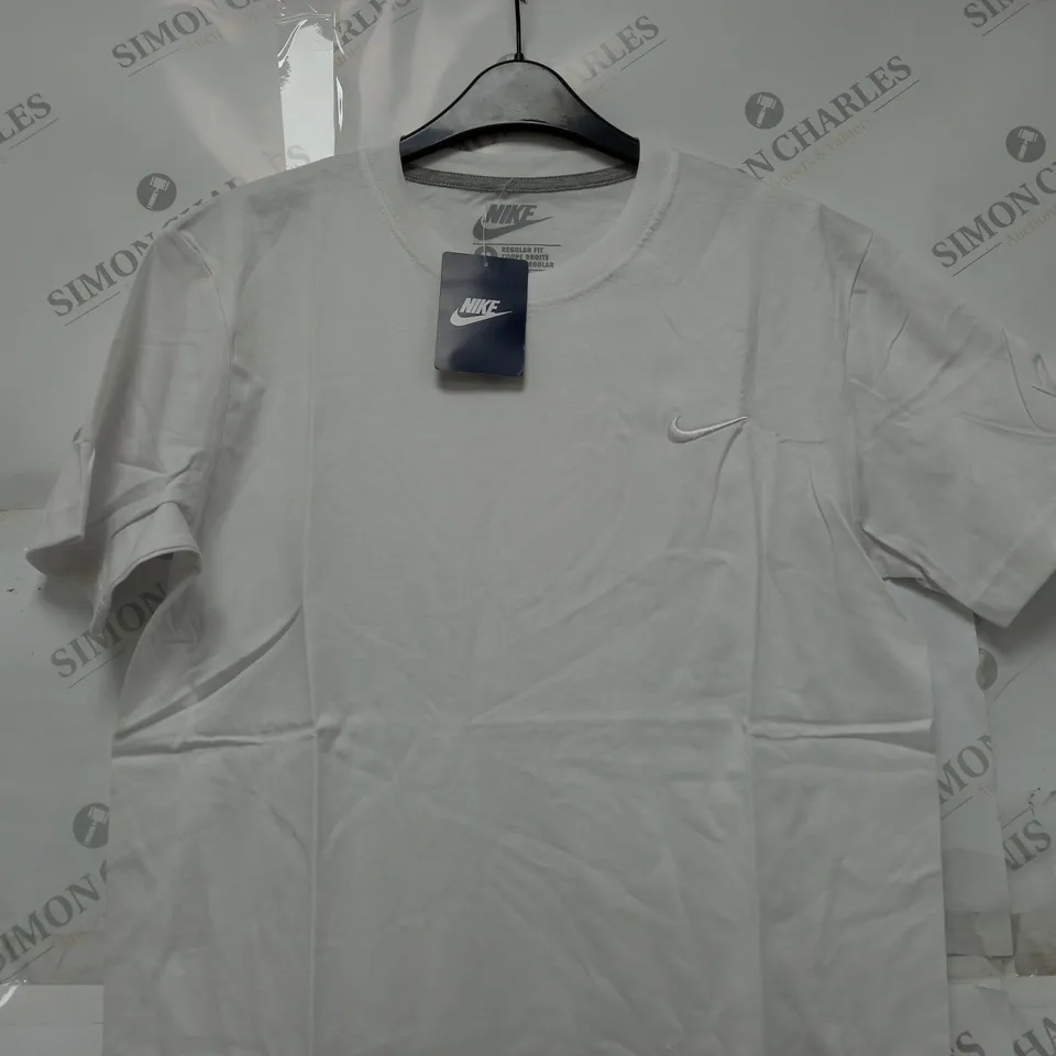 NIKE EMBROIDED LOGO T-SHIRT IN WHITE - MEDIUM