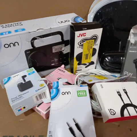 LOT OF APPROX. 10 X ITEMS TO INCLUDE JVC HA-A7T GUMY WIRELESS HEADPHONES, MIXX MICRO TO USB CABLE, STK CONNECT USB-C TO USB-C CHARGING CABLE, ETC.