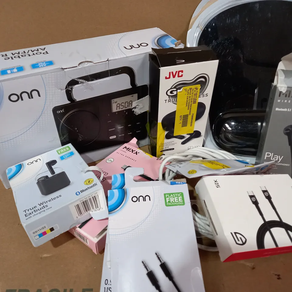 LOT OF APPROX. 10 X ITEMS TO INCLUDE JVC HA-A7T GUMY WIRELESS HEADPHONES, MIXX MICRO TO USB CABLE, STK CONNECT USB-C TO USB-C CHARGING CABLE, ETC.
