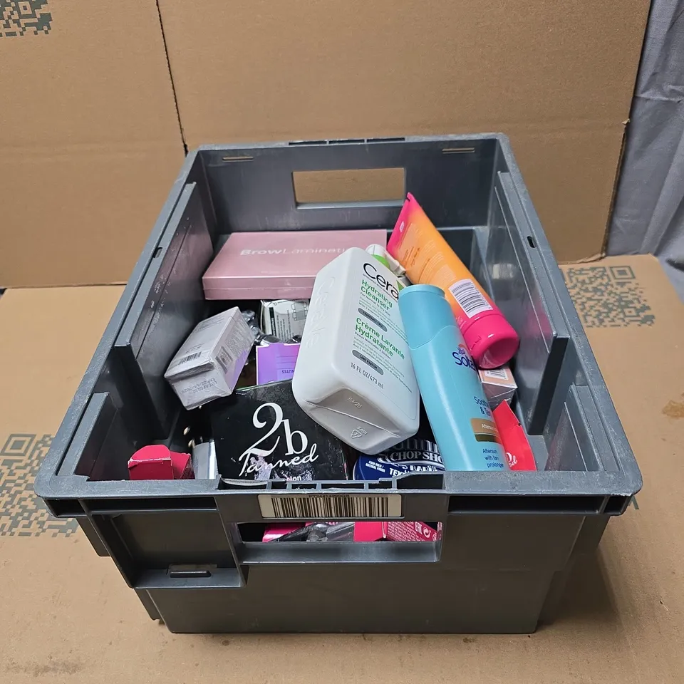 TOTE OF APPROXIMATELY 20 ASSORTED COSMETIC ITEMS TO INCLUDE CERA VE HYDRATING CLEANSER, BOOTS SOLTAN SOOTHE AND TAN, L'OREAL ELVIVE SUPER BLOWDRY CREAM, LANBENA ACNE SPOT SERUM, CICI LASH BROW LAMINAT