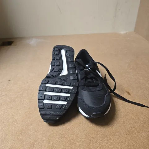 NIKE BLACK RUNNING SHOES – UK SIZE 3.5 