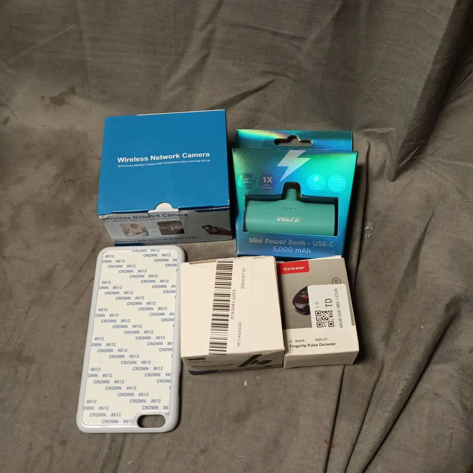 APPROXIMATELY 12 ASSORTED ELECTRICAL ITEMS TO INCLUDE WIRELESS NETWORK CAMERA, VOLTZ POWER BANK, OXIMETER, PHONE HOLDER ETC