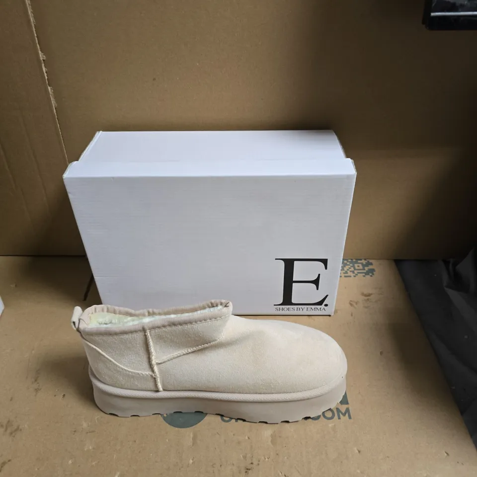 E SHOES BY EMMA CREAM SUEDE ANKLE BOOTS WITH SHEARLING LINING -UK SIZE 8