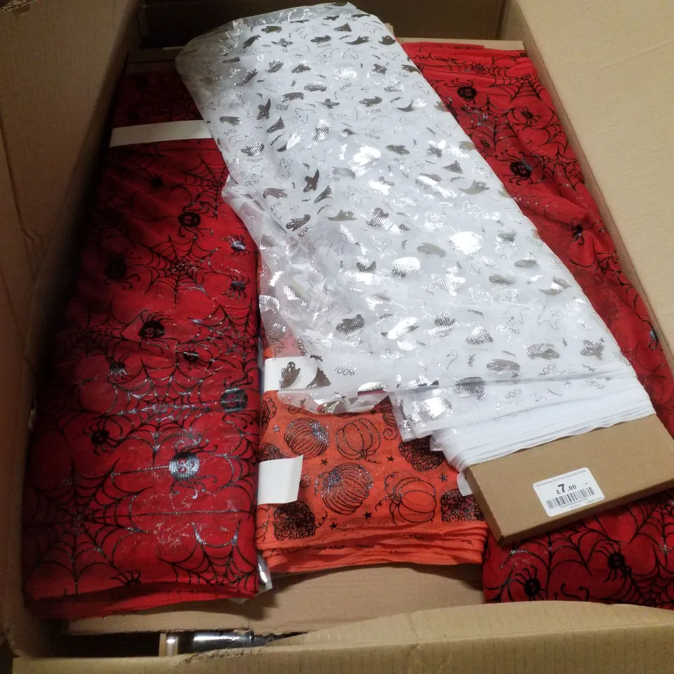 PALLET CONTAINING ASSORTED HALLOWEEN DECORATIONS INCLUDING GLASS LED DECORATIONS, WOODEN STANDING CHALKBOARDS & ASSORTED HALLOWEEN FABRICS