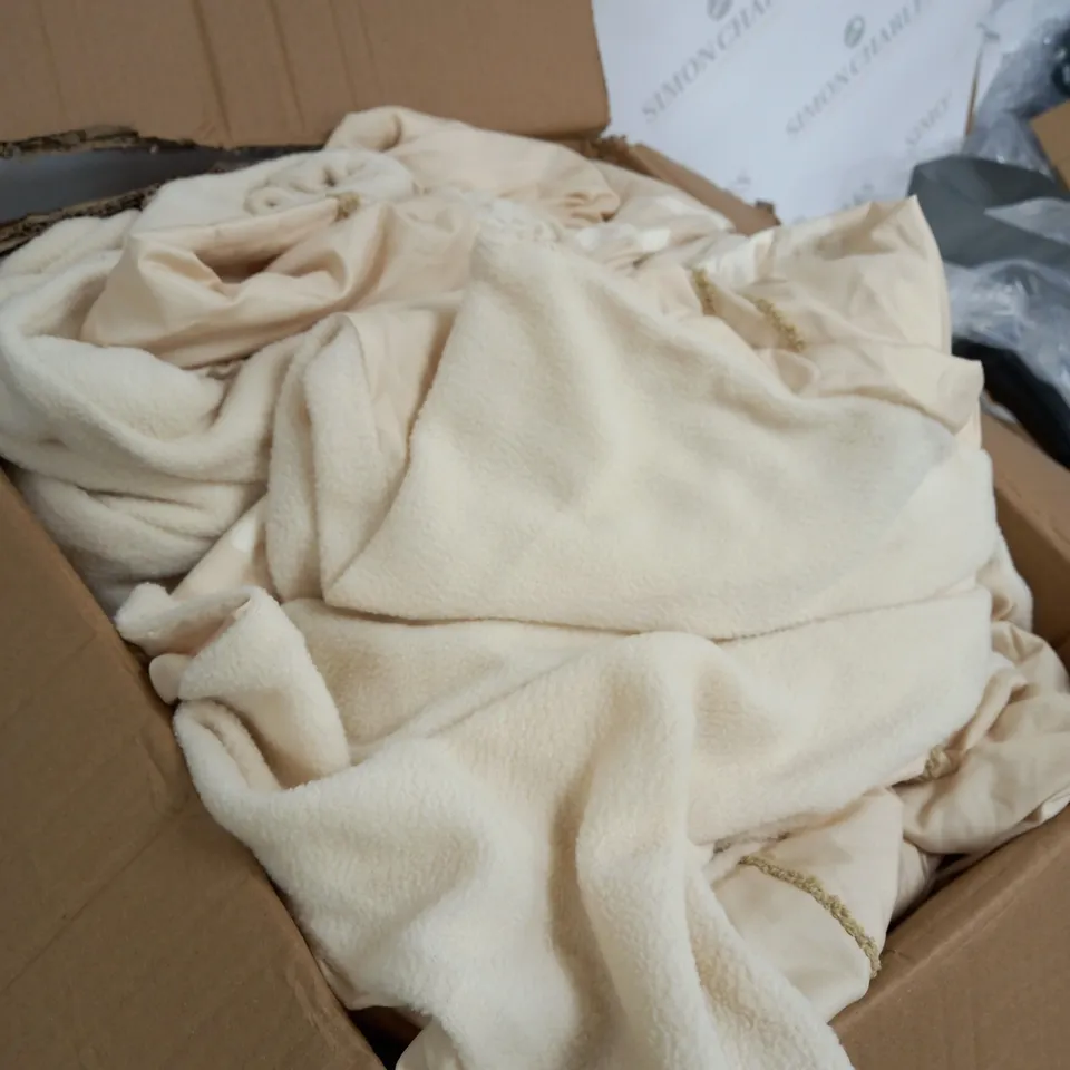 BOXED OUTLET COZEE HOME LEAF TUFTED 4 PIECE DUVET SET WITH FLEECE