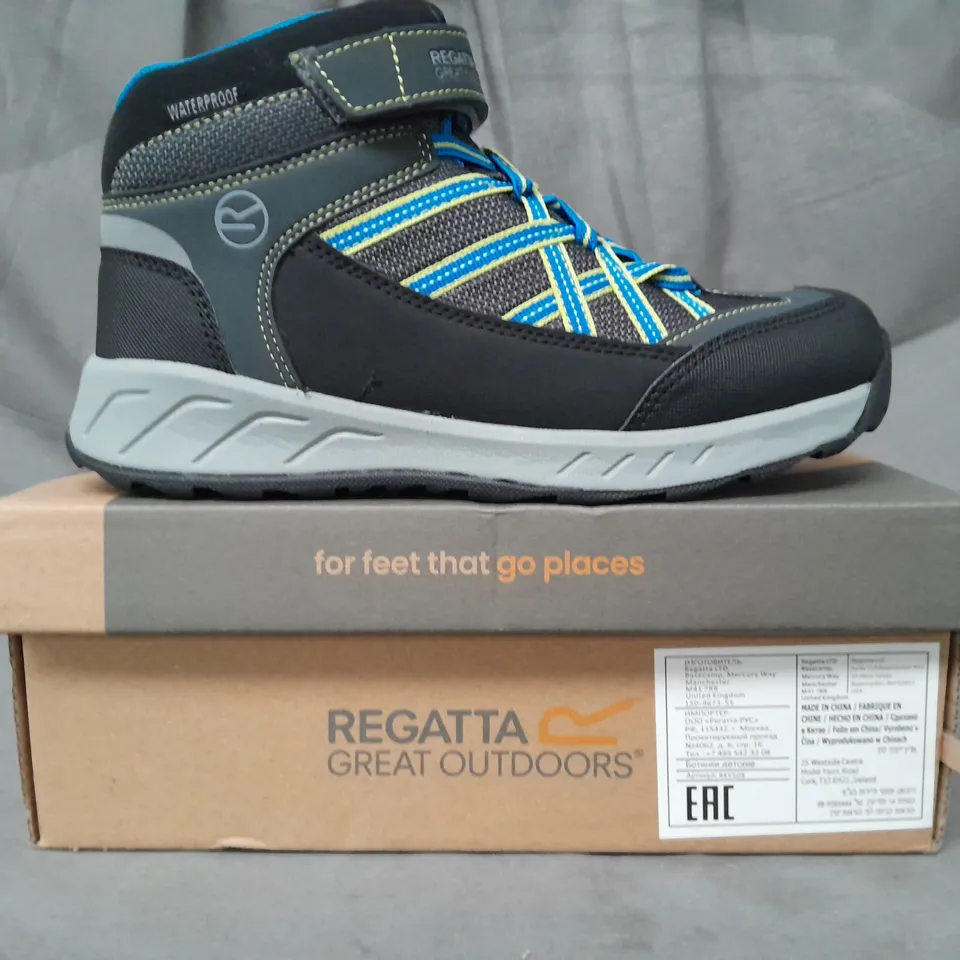 BOXED PAIR OF REGATTA KIDS SAMARIS V MID SHOES IN BLACK/GREY/BLUE UK SIZE 3