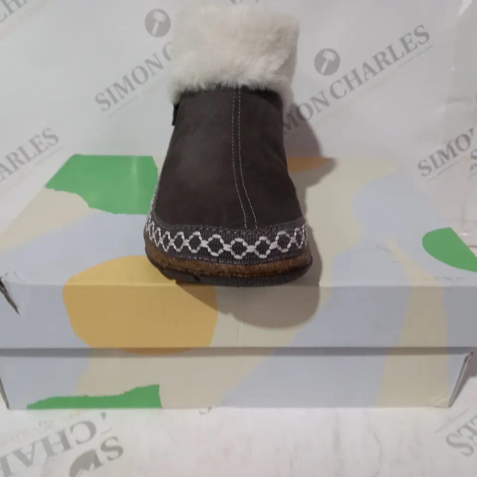 BOXED PAIR OF EARTH ORIGINS EMMALYN BOOTIES IN GREY UK SIZE 5