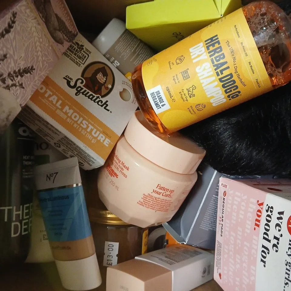 APPROX 12 ASSORTED BEAUTY PRODUCTS TO INCLUDE AVEENO BODY LOTION, GROW GORGEOUS LEAVE IN SPRAY, OSMO HEAT PROTECTOR, ETC 