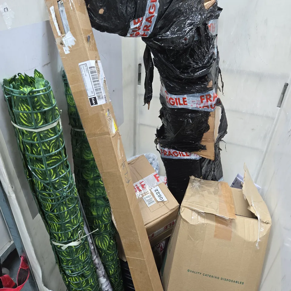 CAGE OF APPROXIMATELY 8 ASSORTED HOUSEHOLD ITEMS TO INCLUDE DECORATIVE FAUX FLORA GARDEN GARLAND, ETC