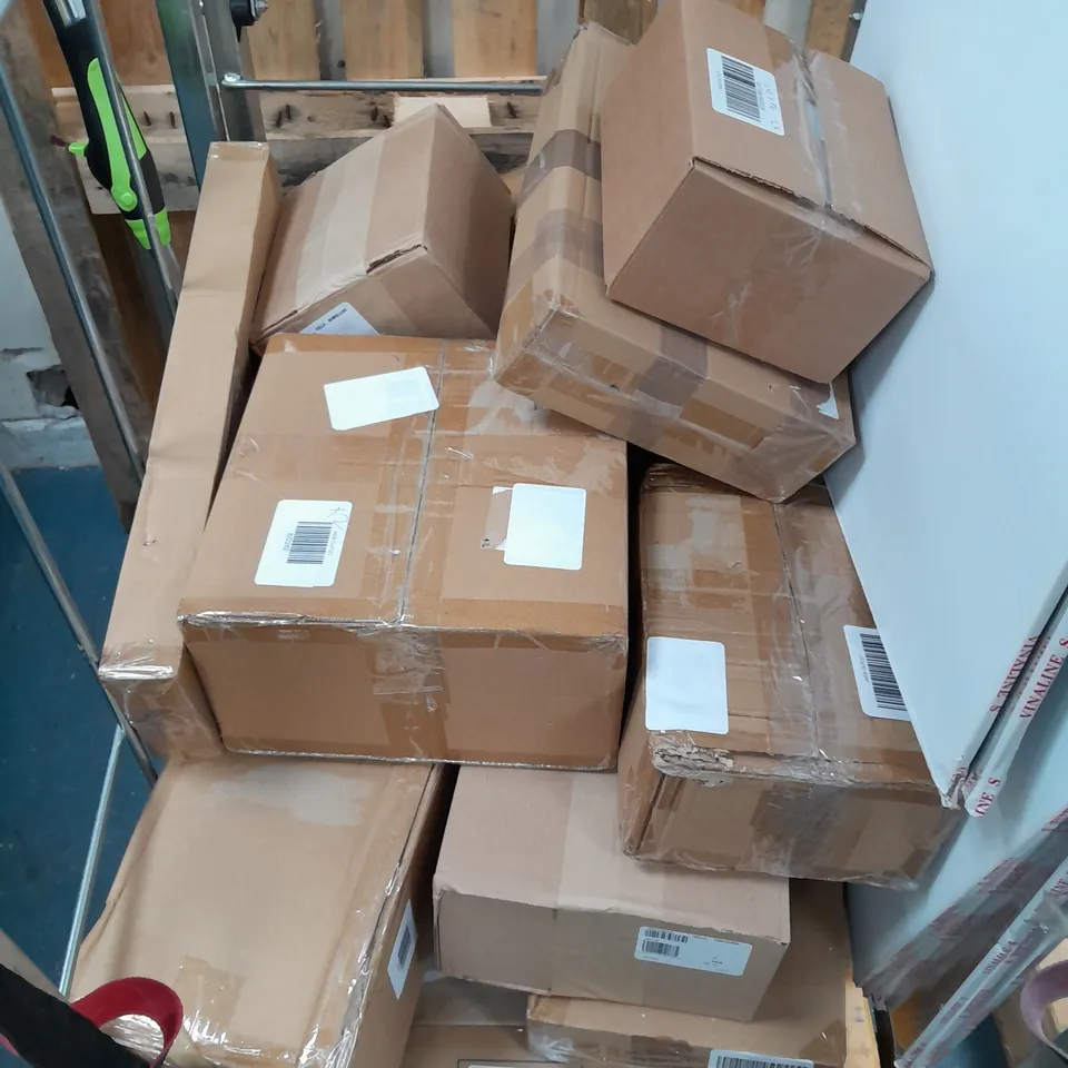 APPROXIMATELY 10 ASSORTED ITEMS TO INCLUDE FLIPO HOSE HEAD, OWL ORNAMENTS, MOLTON BROWN SET, ETC