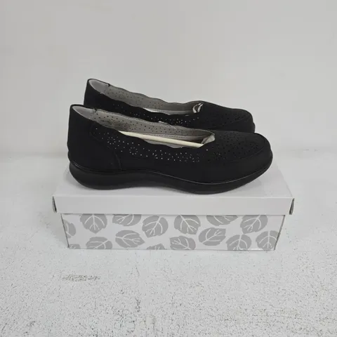 BOXED PAIR OF SHOE TREE VIENNA SHOE IN BLACK - UK 7