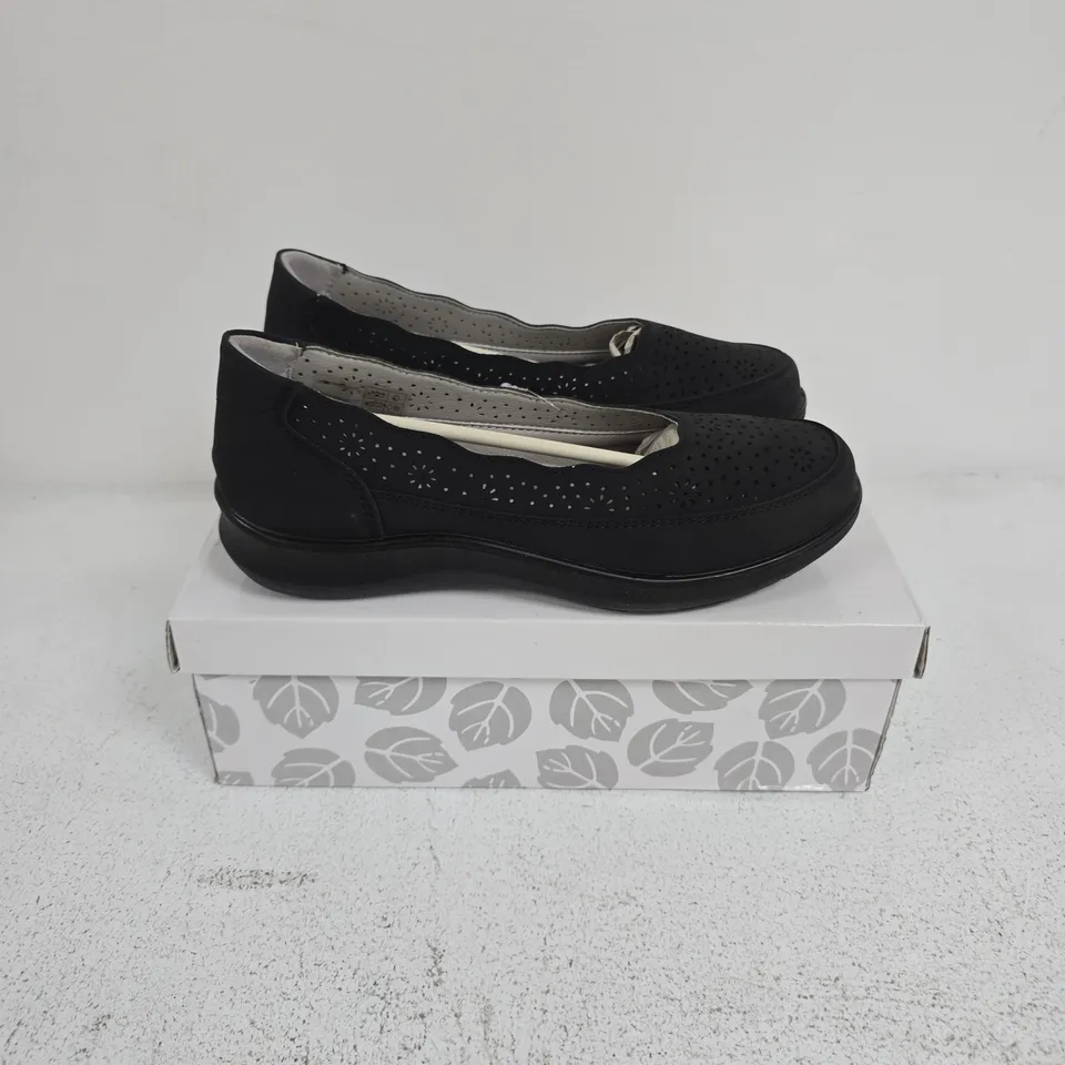 BOXED PAIR OF SHOE TREE VIENNA SHOE IN BLACK - UK 7