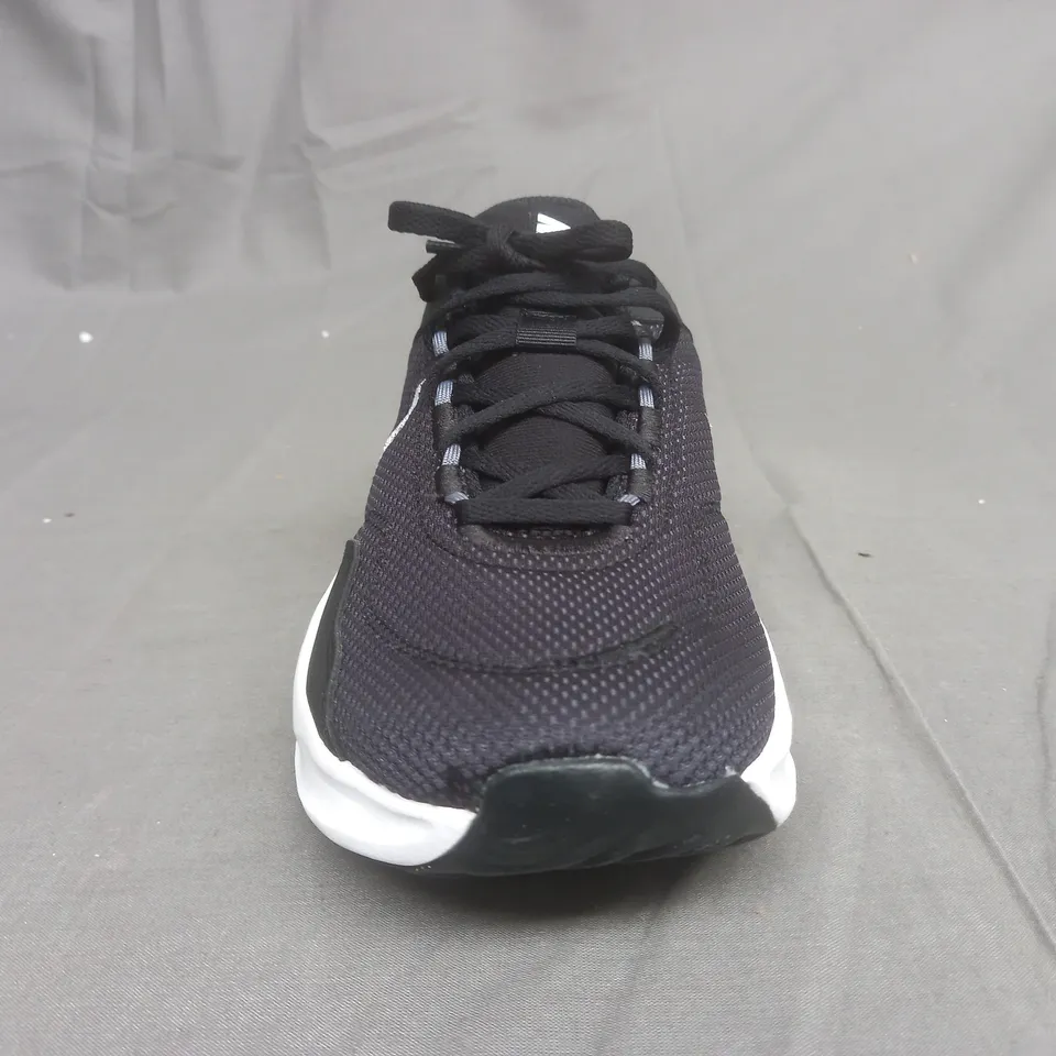 BOXED PAIR OF NIKE RUNNING TRAINERS IN BLACK/WHITE SIZE UK 7