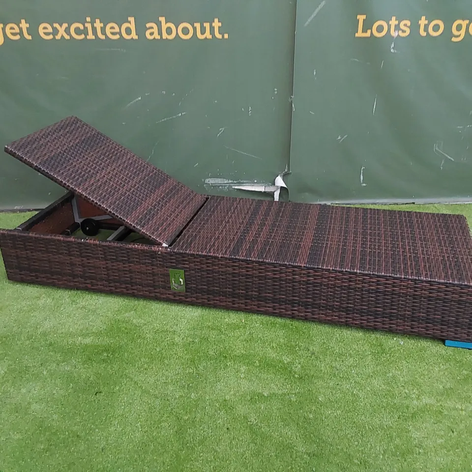 DESIGNER MANUAL ADJUSTABLE SUNLOUNGER IN CHOCOLATE MIX RATTAN