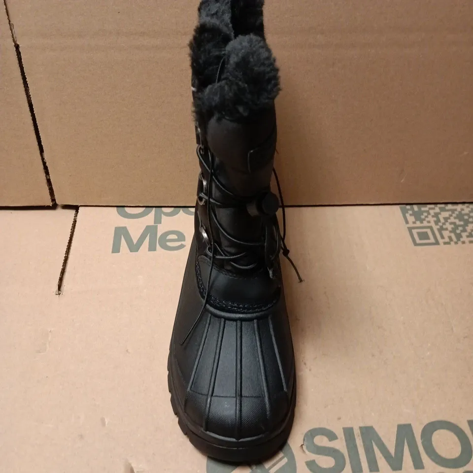 MOUNTAIN WAREHOUSE WHISTLER KIDS ADAPTIVE FLEECE LINED SNOW BOOTS IN BLACK - UK 1