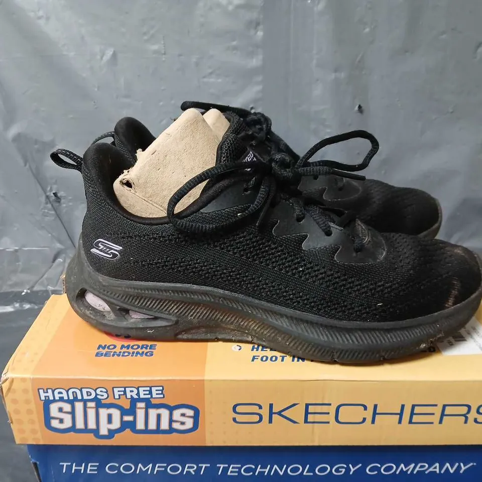 BOXED PAIR OF SKECHERS LACE UP TRAINERS IN BLACK - UK 4