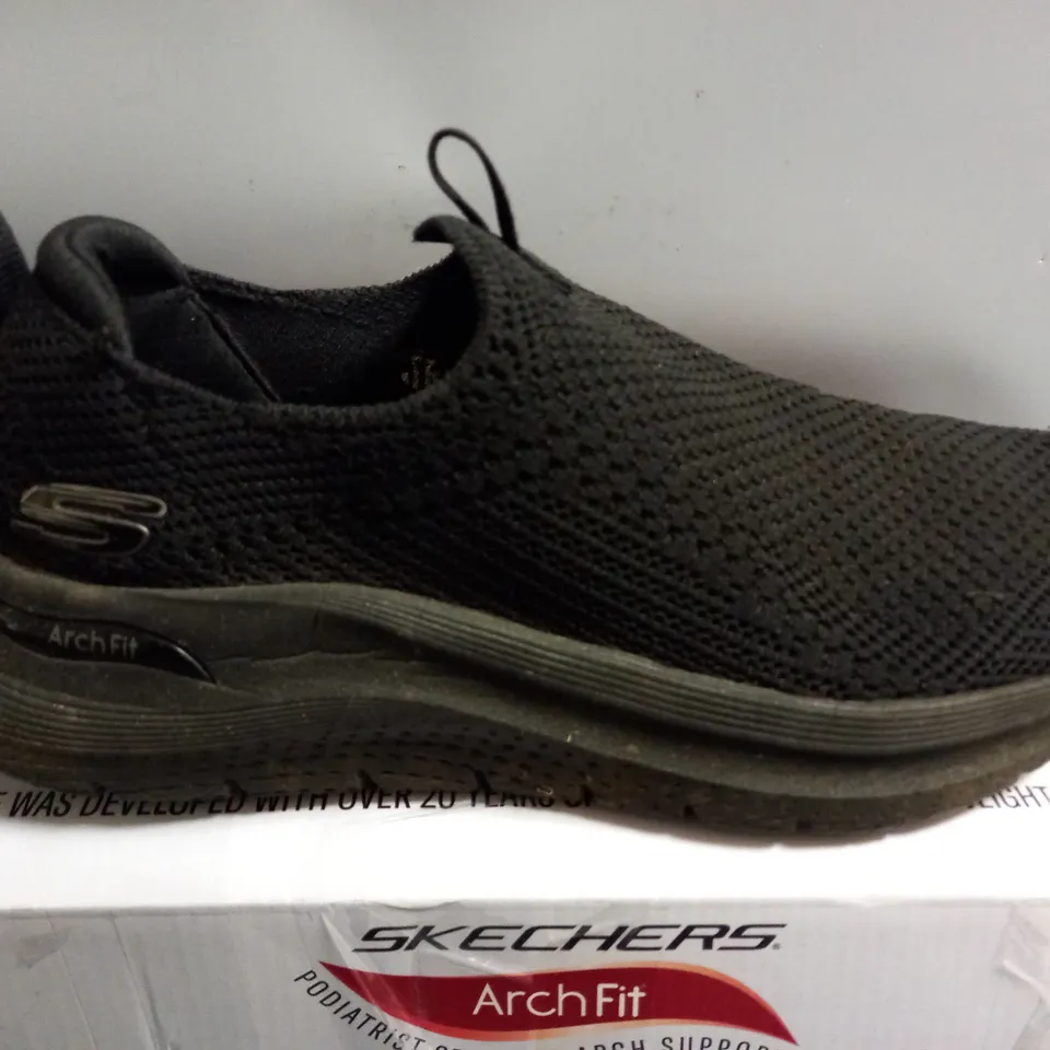 SKECHERS ARCH FIT TRAINERS IN BLACK - SIZE 6