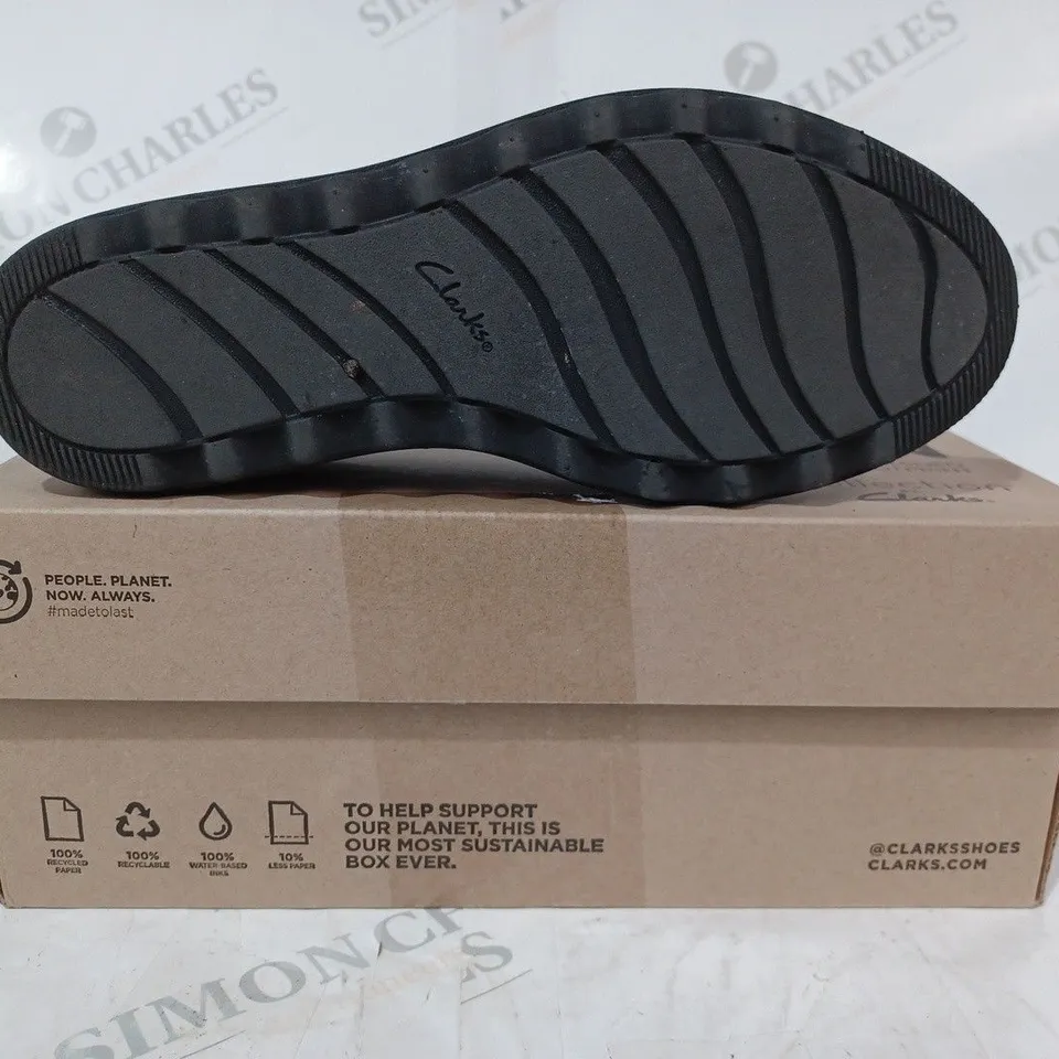 BOXED PAIR OF CLARKS DOLLY WIDE LOAFERS IN BLACK SIZE 5