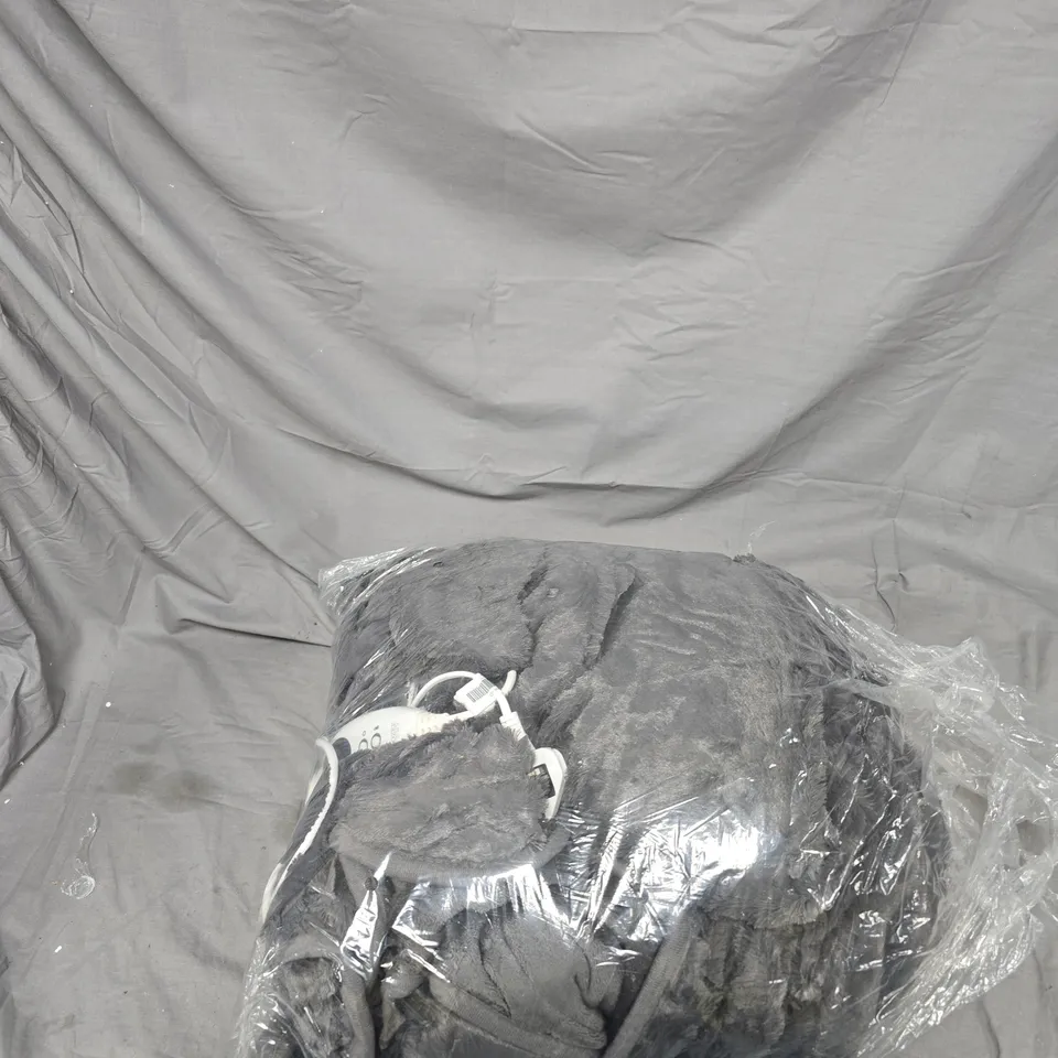 FAMILY SIZED COZEE HOME FAUX FUR AND VELVETSOFT HEATED THROW