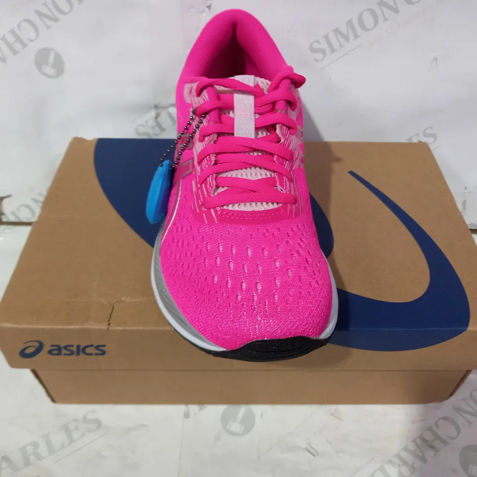BOXED PAIR OF OASICS GEL-EXCITE 7 TRAINERS IN PINK EU SIZE 38