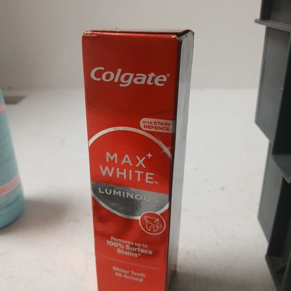 APPROXIMATELY 18 ASSORTED COSMETIC ITEMS INCLUDING AVEENO KIDS SHAMPOO , HAIRBURST SHAMPOO AND COLGATE MAX WHITE