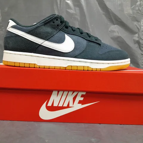 BOXED PAIR OF NIKE DUNK LOW RETRO SHOES IN NAVY/WHITE SIZE UK 9