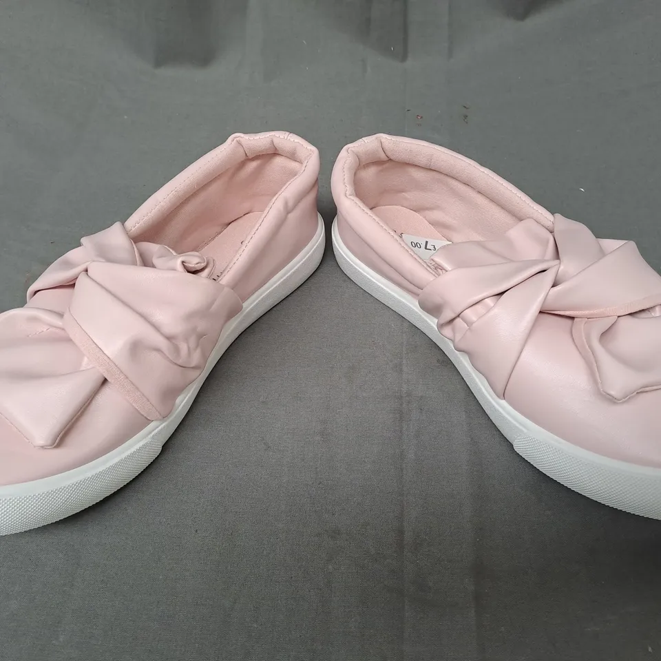 BOX OF APPROXIMATELY 10 PAIRS OF DESIGNER SHOES IN PINK IN VARIOUS SIZES