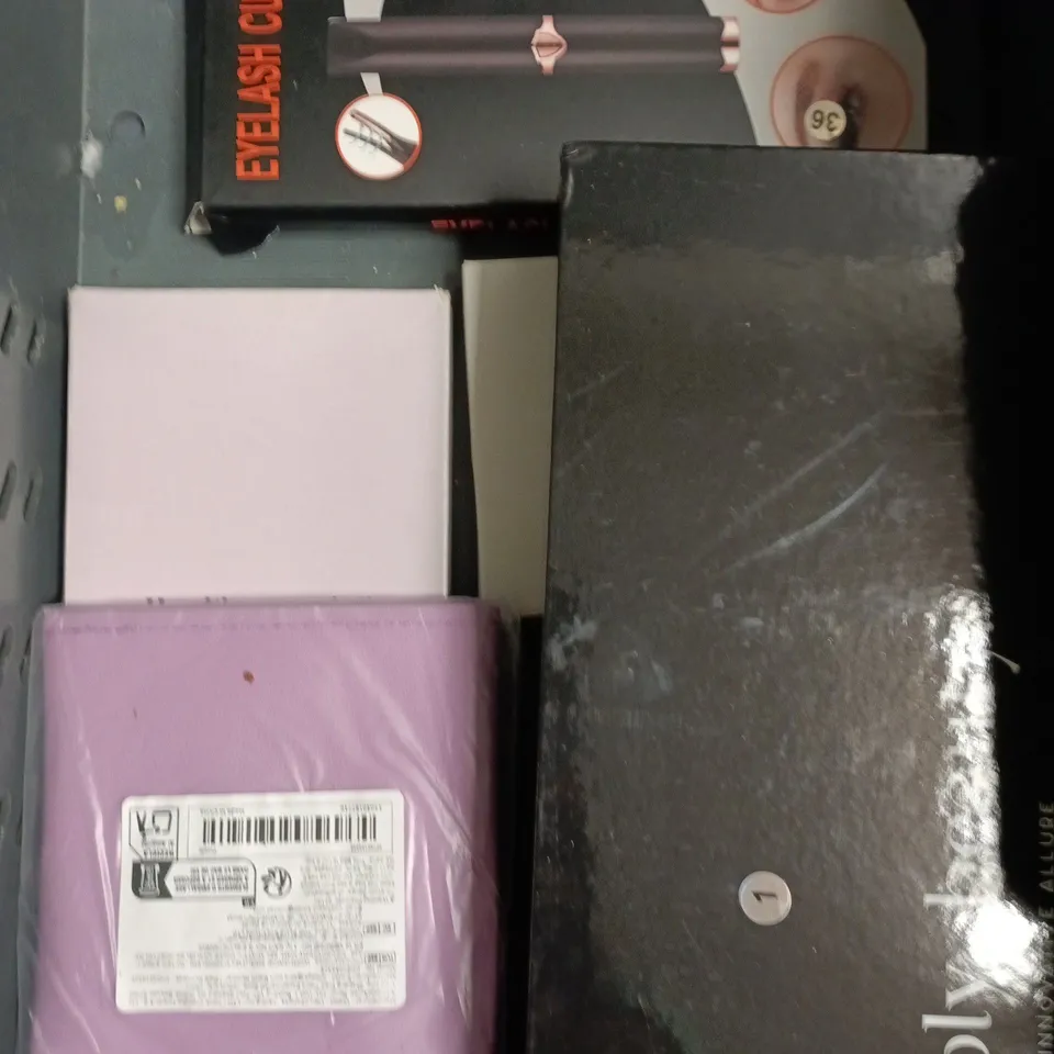 APPROXIMATELY 10 ASSORTED HEALTH & BEAUTY PRODUCTS TO INCLUDE PIMPLE PATCHES, HAND SANITIZER, ALWAYS PADS ETC