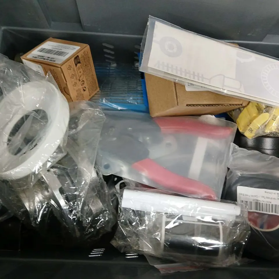 APPROXIMATELY 12 ASSORTED VEHICLE PARTS & ACCESORIES TO INCLUDE OIL FILTER, EGR VACUUM SOLENOID VALVE, MAGNETIC CAR MOUNT, ETC