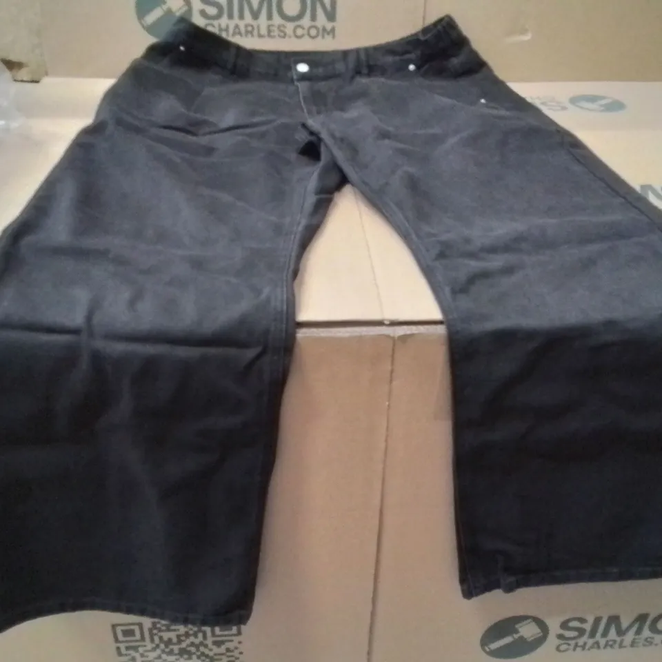 BOXED BRAND NEW APPROXIMATELY 14 SIMPLY BE PLEAT DETAIL JEANS WASHED BLZCK SIZE 20L