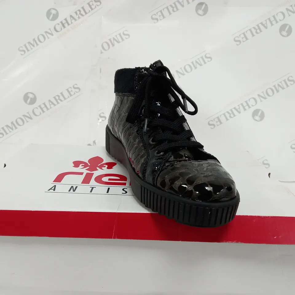 BOXED PAIR OF RIEKER FLEECE LINING BLACK PATENT/BRONZE SIDE ZIP TRAINER BOOTS IN BLACK UK SIZE 5