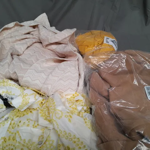 BOX OF APPROX 12 ASSORTED CLOTHING ITEMS TO INCLUDE - CARDIGAN , SHIRT , COAT ETC